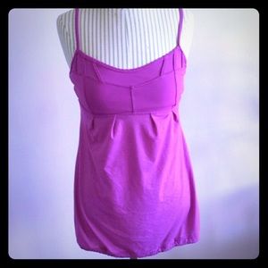 Lululemon Fuschia Top. 6. Like new condition 💘